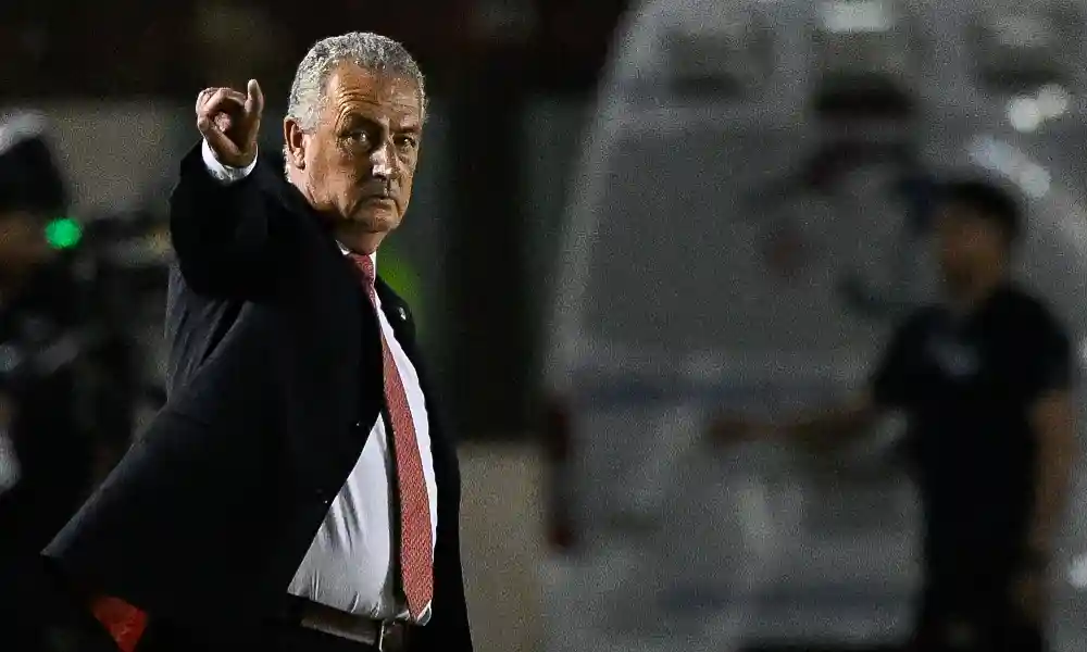 Gustavo Alfaro, técnico de la Selección Nacional de Fútbol. Foto: Roberto Cisneros / AFP.