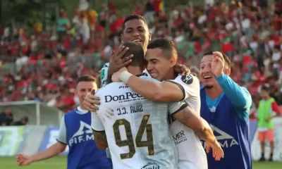 John Jairo Ruiz recibe la felicitación de sus compañeros tras poner en ventaja al Herediano. Foto: CSH.