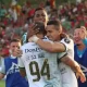 John Jairo Ruiz recibe la felicitación de sus compañeros tras poner en ventaja al Herediano. Foto: CSH.