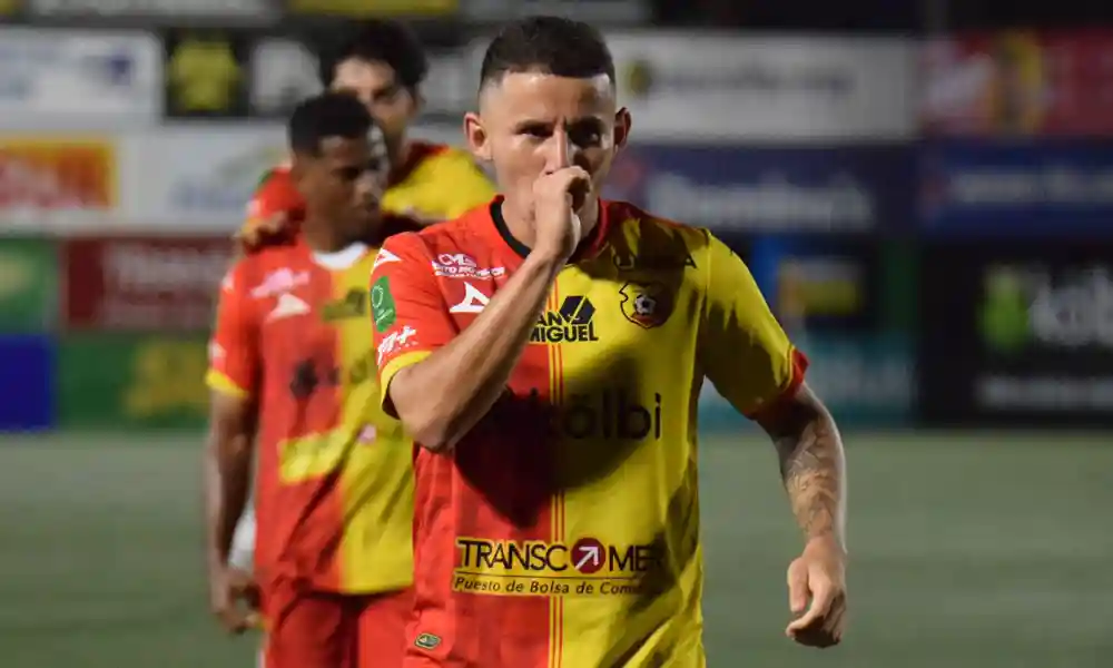 Luis Ronaldo Araya marcó un muy buen gol para Herediano en el triunfo ante Santos. Foto: Keydel Romero.