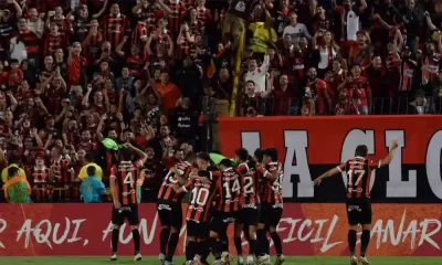 Alajuelense celebró con su afición una vez que terminó el juego. Foto: Keydel Romero.