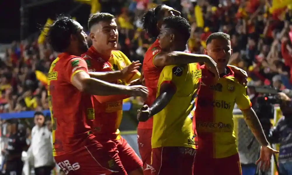 Herediano hizo fiesta ante Alajuelense. Allan Cruz celebra tras marcar el tercer tanto florense. Foto: Keydel Romero.