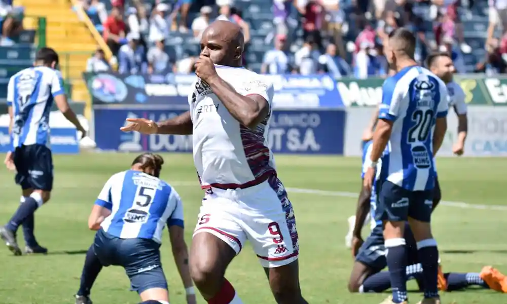 Javon East sigue siendo clave para Saprissa. Aquí celebra luego de abrir el marcador ante Cartaginés. Foto: Keydel Romero.