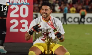 Leonel Moreira recibió el reconocimiento al mejor portero de la Copa Centroamericana. Foto: Keydel Romero