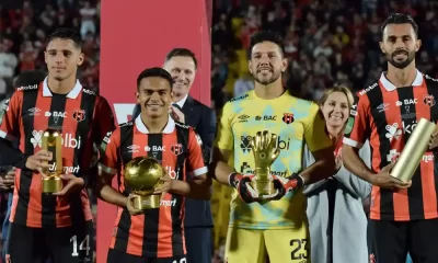 Doryan Rodríguez, Aaron Suárez y Leonel Moreira, con sus premios individuales, acompañan a Giancarlo González con la Copa Centroamericana que se llevó Alajuelense. Foto: Keydel Romero.