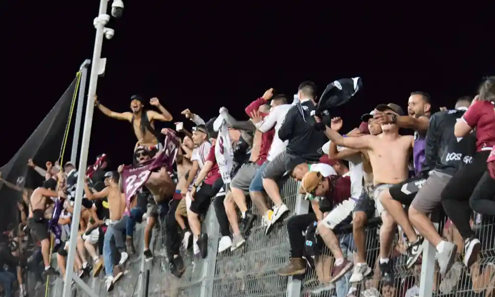 Los aficionados comenzaron a celebrar el tricampeonato del Saprissa desde antes del cierre del juego. Foto: Keydel Romero.