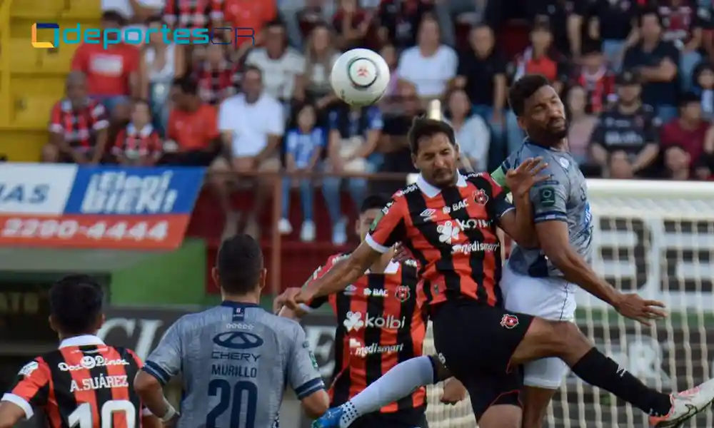 Cartaginés se fajó de tú a tú como Alajuelense, y se llevó los tres puntos del Morera Soto. Foto: Keydel Romero.