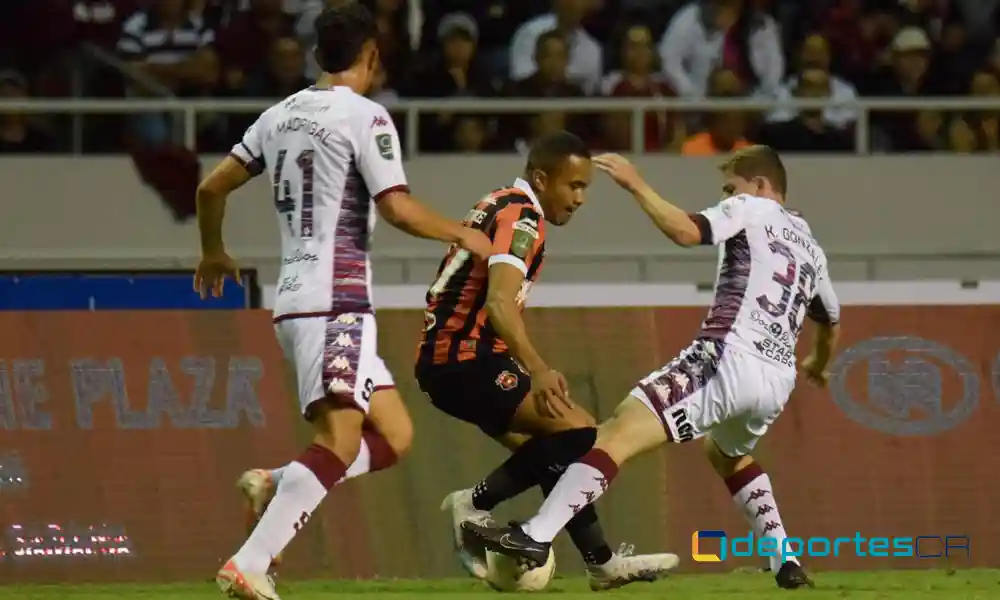 Ian Lawrence fue el lateral estelar de Alajuelense en el Clásico. De hecho, puso el centro del primer gol. Foto: Keydel Romero.