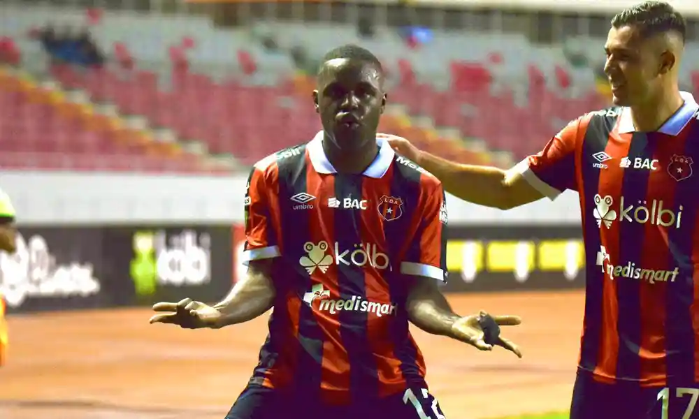 Joel Campbell grita su gol. Supuso la victoria para Alajuelense sobre Sporting FC. Foto: Keydel Romero.