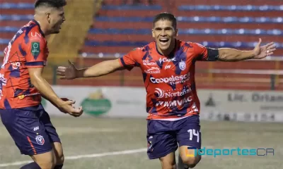 Marco Julián Mena celebra tras marcar el primer gol de San Carlos. Foto: ADSC.