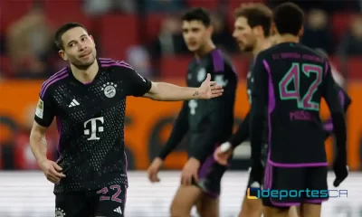 Raphael Guerreiro reacciona después de aportar al primer gol del Bayern ante el Augsburg. Foto: Alexandra Beier.