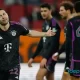 Raphael Guerreiro reacciona después de aportar al primer gol del Bayern ante el Augsburg. Foto: Alexandra Beier.