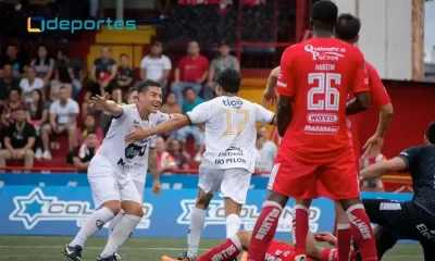 Adolfo Feoli sale a celebrar. Había marcado el primer gol de Sporting. Luego, conseguiría también el segundo. Foto: SFC.