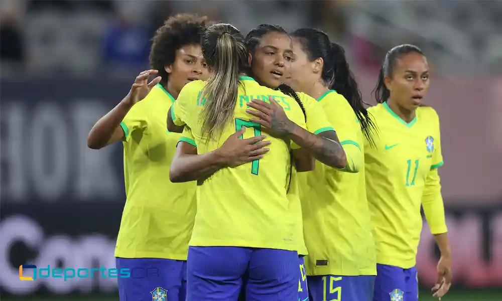 Debinha (4) congratula a Geyse (19). Ambas terminaron por marcar en el juego de Copa Oro ante Panamá. Foto: Sean M. Haffey / Getty Images North America / Getty Images via AFP.