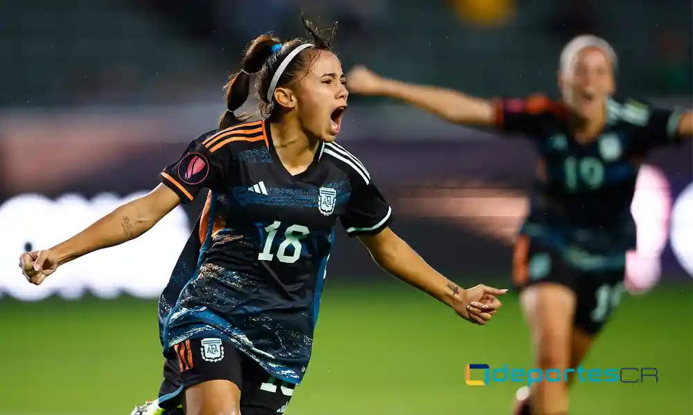 Celeste Dos Santos celebra su anotación conseguida en la victoria de Argentina sobre República Dominicana. Foto: Ronald Martínez / Getty Images North America / Getty Images via AFP.