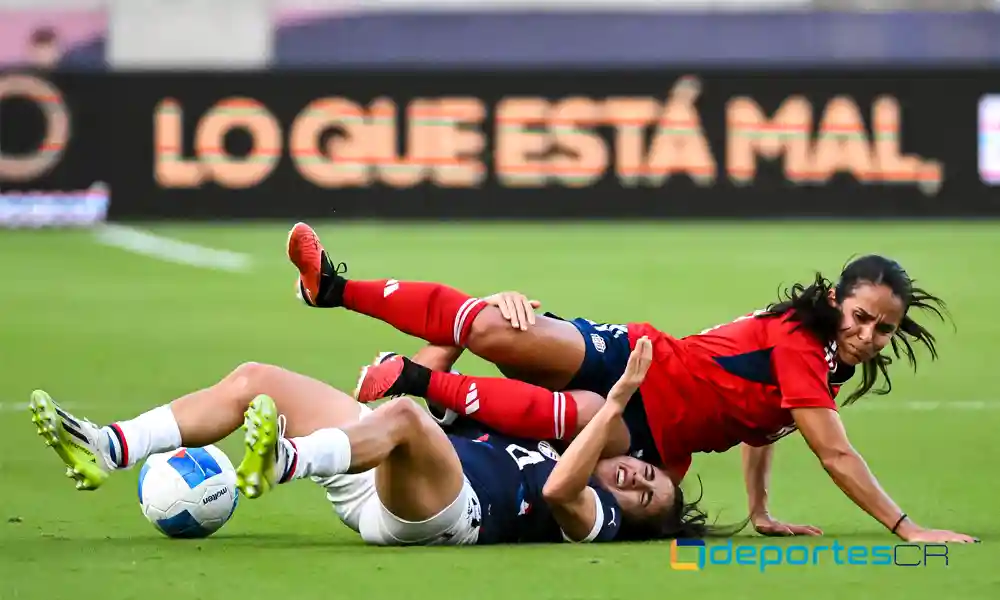 Daniela Cruz recibió aquí la falta por parte de Daysy Bareiro. La Sele Femenina no pudo ante Paraguay. Foto: Logan Riely / Getty Images North America / Getty Images via AFP.