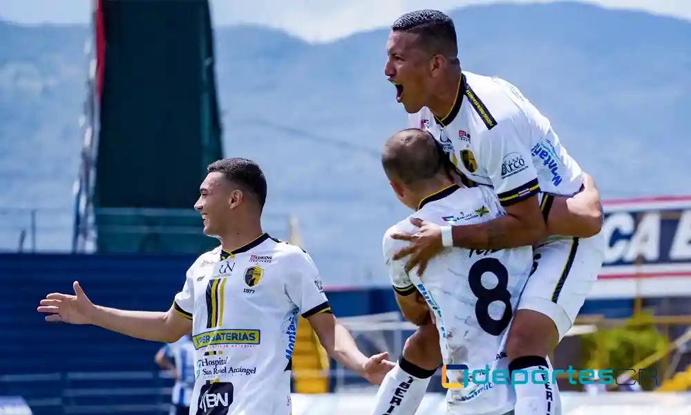 Diego Madrigal festeja su gol. Al final, le dio tres puntos a Liberia sobre el Cartaginés. Foto: ML.