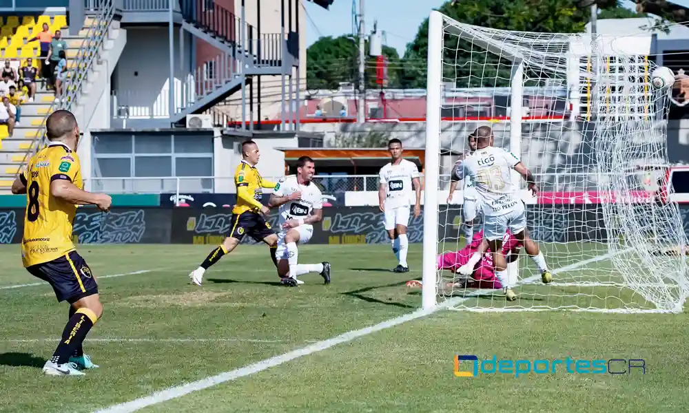 Raúl Vidal acababa de tocar el balón a la red. Era el segundo tanto de Liberia. Foto: ML.