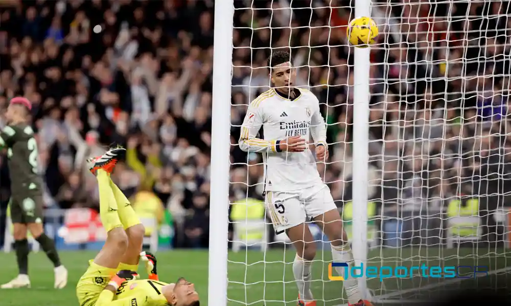 Jude Bellingham celebra su gol, pero el Real Madrid no tiene claro si contará con él a mitad de semana en Champions. Foto: Oscar Del Pozo / AFP.