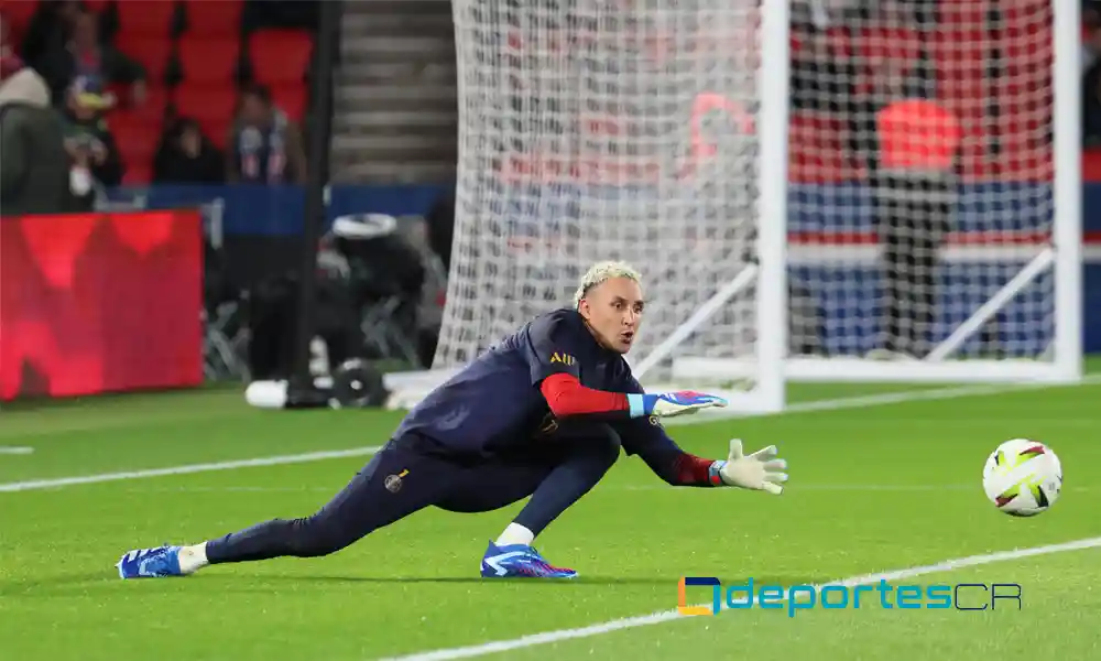 Keylor Navas contiene la pelota durante el calentamiento previo al juego del PSG ante el Lille. Foto: Alain Jocard / AFP.