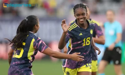 Manuela Piva celebra con la figura de Colombia, Linda Caicedo, que metió un golazo en la victoria sobre Puerto Rico en Copa Oro. Foto: Sean M. Haffey / Getty Images North America / Getty Images via AFP.