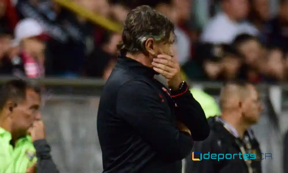 Martín Arriola estuvo al frente del área técnica del banquillo de Alajuelense ante la sanción que cumple Andrés Carevic. Foto: Keydel Romero.