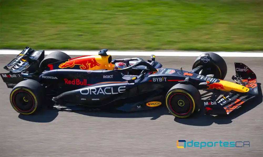 Max Verstappen, el piloto tres veces campeón mundial, durante una prueba en el Circuito Internacional de Bahrain. Foto: Andrej Isakovic / AFP.