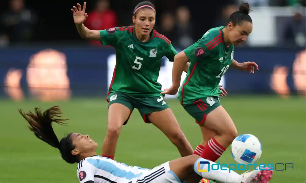 Charlyn Corral (19) de México, recupera la pelota ante Miriam Mayorga (14) de Argentina. Observa Karen Luna (5). Foto: Harry How / Getty Images North America / Getty Images via AFP.