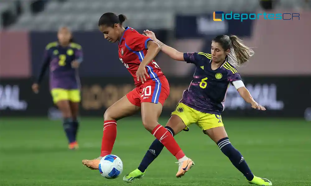 Aldrith Quintero (20) de Panamá controla la pelota ante la presión de Daniela Daniela Montoya (6) de Columbia en el arranque de la Copa Oro para ambas selecciones. Foto: Sean M. Haffey / Getty Images North America / Getty Images / AFP.