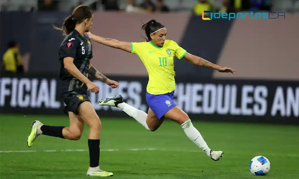 Bia Zaneratto (10) de Brasil, remata ante la marca de Madison Cox (5) de Puerto Rico, durante su debut en la Copa Oro. Foto: Sean M. Haffey / Getty Images North America / Getty Images / AFP.