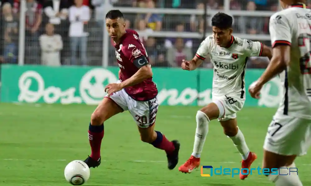 Mariano Torres no lució como en otros juegos con Saprissa esta noche en el Clásico Nacional. Foto: Keydel Romero.