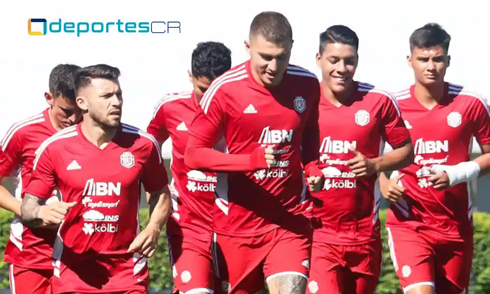 Orlando Galo (segundo de derecha a izquierda) celebra la vuelta a la Selección Nacional de Fútbol. Foto: FCRF.