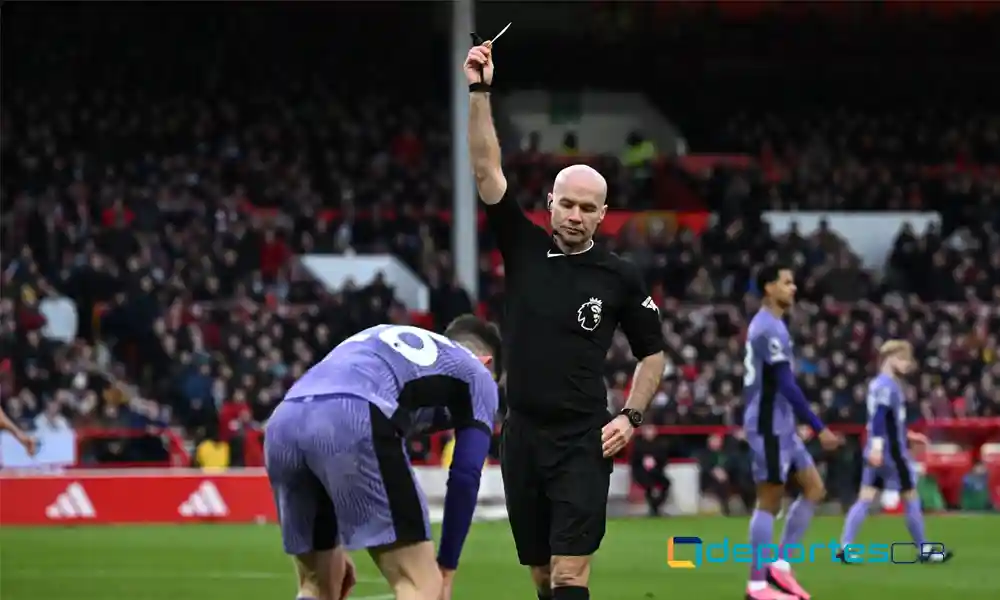 El árbitro inglés Paul Tierney muestra una tarjeta amarilla a Andrew Robertson, el defensor escoses del Liverpool. No se aprobó la introducción de las tarjetas azules. Foto: Paul Ellis / AFP.