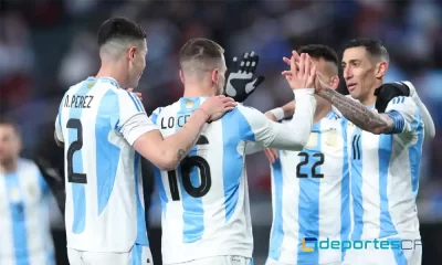 Giovni Lo Celso (segundo a la izquierda) arranca la celebración tras marcar gol para Argentina ante El Salvador, el viernes. Foto: Charly Triballeau / AFP.