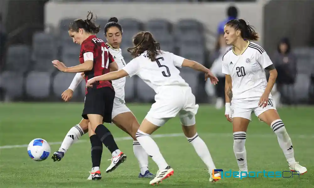 Jessie Fleming (17), de Canadá, lucha la pelota con Villalobos. La Sele Femenina jugó su mejor partido en la Copa Oro. Foto: Harry How / Getty Images North America / Getty Images via AFP.