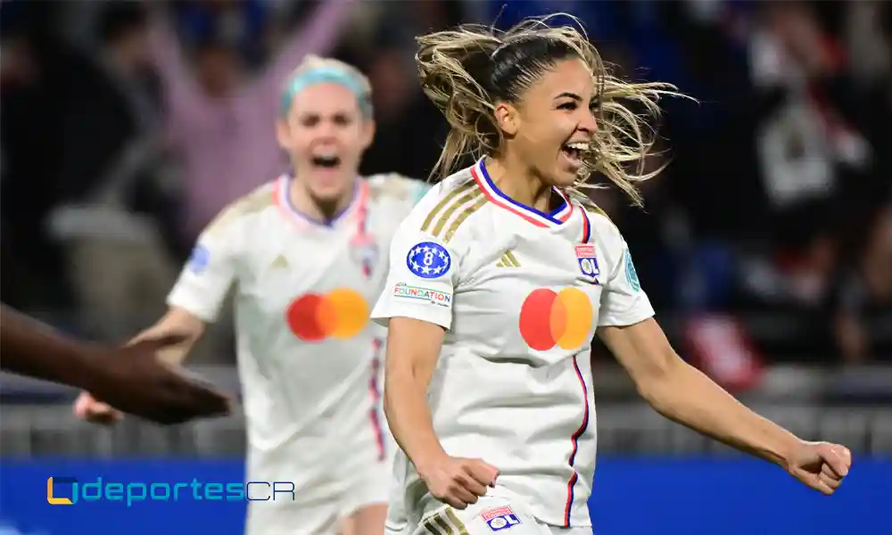 Delphine Cascarino, la delantera del Lyon de Francia, celebra después de marcar su segundo tanto de la jornada, ante el Benfica. Foto: Olivier Chasignole / AFP.