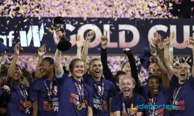 Lindsey Horan, la capitana de EEUU, celebra con sus compañeras trofeo en mano, en el cierre de la Copa Oro. Foto: Harry How / Getty Images North America / Getty Images via AFP.