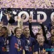 Lindsey Horan, la capitana de EEUU, celebra con sus compañeras trofeo en mano, en el cierre de la Copa Oro. Foto: Harry How / Getty Images North America / Getty Images via AFP.