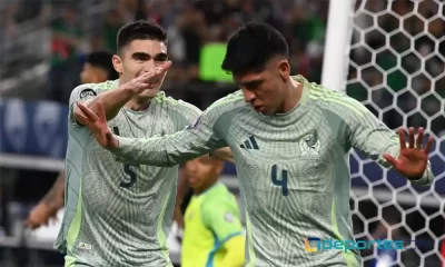 Johan Vásquez celebra con Edson Álvarez después que el mediocampista marcara el gol que adelantó a México sobre Panamá. Foto: Orlando Sierra / AFP.