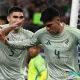 Johan Vásquez celebra con Edson Álvarez después que el mediocampista marcara el gol que adelantó a México sobre Panamá. Foto: Orlando Sierra / AFP.