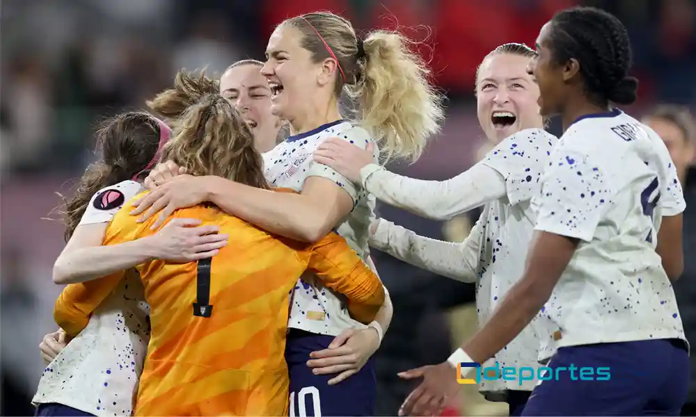 Las jugadoras de Estados Unidos celebran tras imponerse en la tanda de lanzamientos desde el punto de Penal, ante Canadá. Foto: Sean M. Haffey / Getty Images North America / Getty Images via AFP.