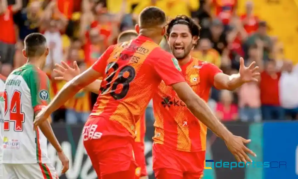 Getsel Montes marcó el primer gol para el Herediano. Celebra con Elías Aguilar. Foto: Concacaf.