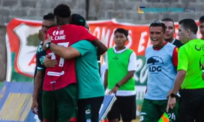 Horacio Esquivel celebró en grande con Ryan Cane cuando este anotó. Lo rescató en Limón después que Alajuelense lo dejó libre. Foto: ADG.