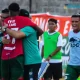 Horacio Esquivel celebró en grande con Ryan Cane cuando este anotó. Lo rescató en Limón después que Alajuelense lo dejó libre. Foto: ADG.