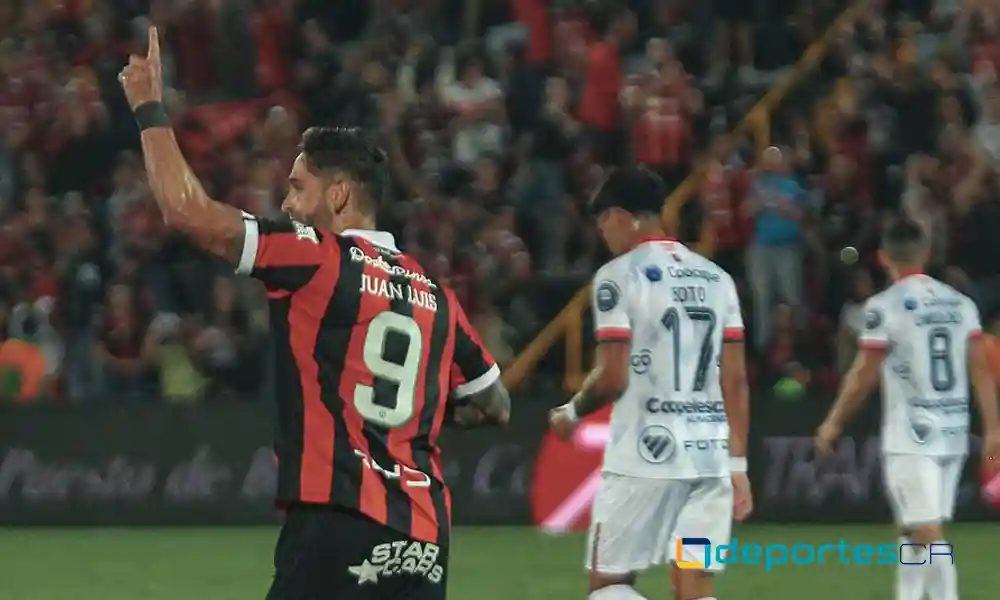 Jonathan Moya salvó el empate pata Alajuelense, que tuvo un juego muy complicado ante San Carlos. Foto: LDA.