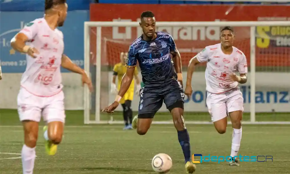 Josué Mitchell no marcó gol para Pérez Zeledón, pero fue importante su presencia en zona ofensiva. Foto. ADMP.