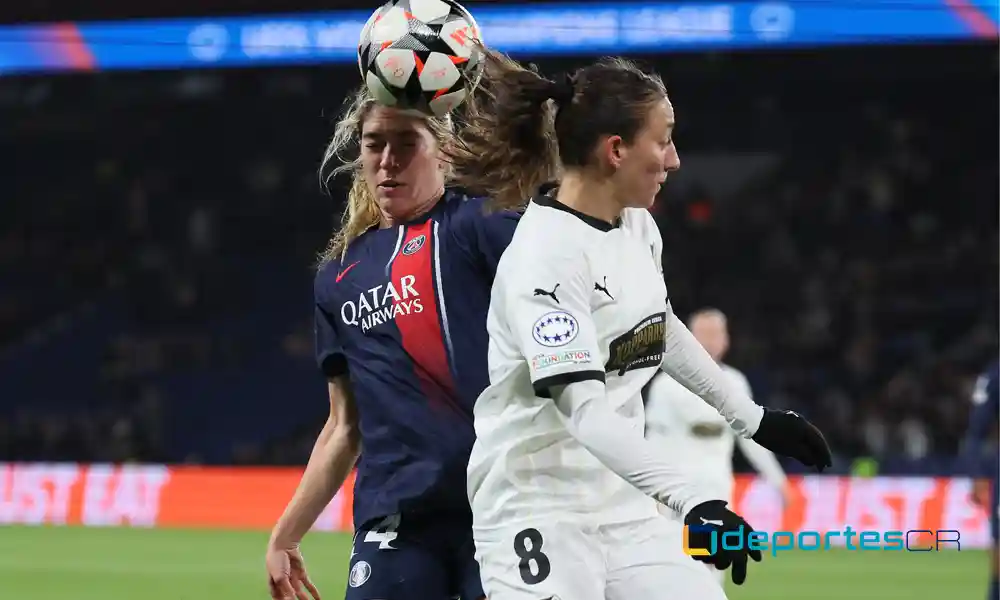 Korbin Albert, mediocampista de la Selección de Estados Unidos y del PSG, disputa el balón con la suiza Rusul Rosa Kafaji, del BK Hacken. Foto: Alain Jocard / AFP.