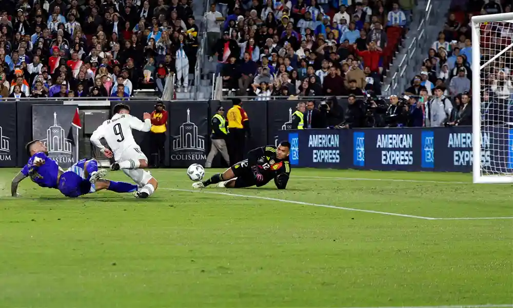 Manfred Ugalde acaba de empujar la pelota sobre el arco. El gol de La Sele. Foto: Kevork Djansezian / Getty Images North América / Getty Images via AFP.