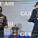 El ganador Max Verstappen y su compañero Sergio Pérez celebran en la ceremonia del podio tras la primera prueba de la Fórmula 1. Foto: Andrej Isakovic / AFP.