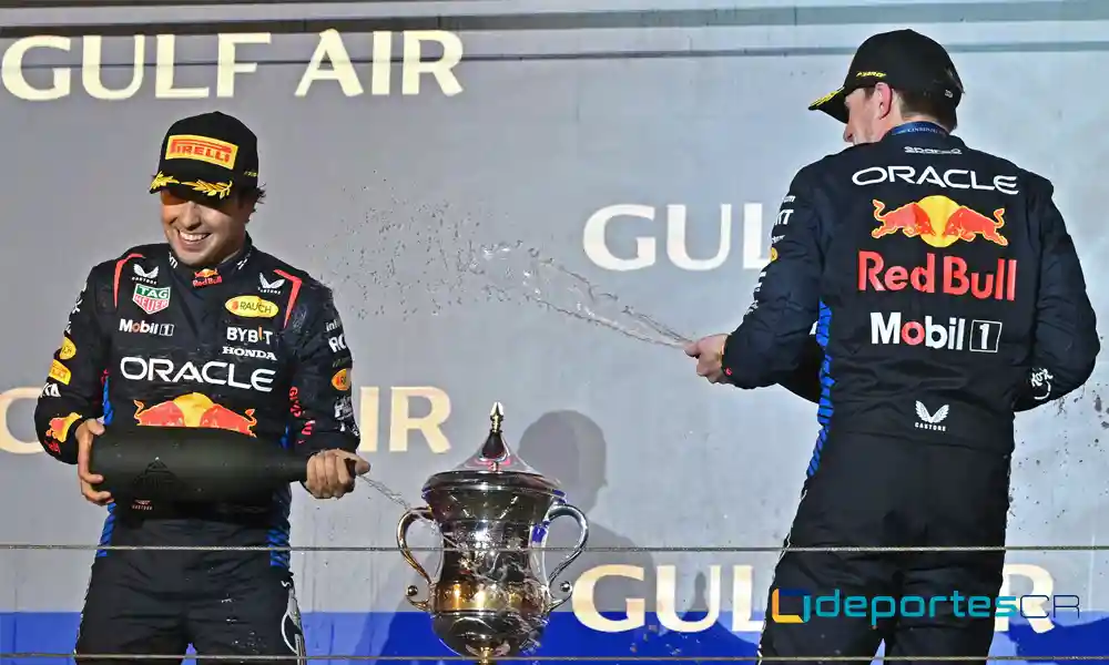 El ganador Max Verstappen y su compañero Sergio Pérez celebran en la ceremonia del podio tras la primera prueba de la Fórmula 1. Foto: Andrej Isakovic / AFP.